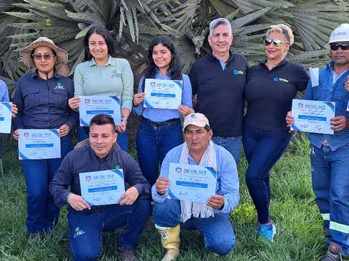 Grupo de conductores certificados por SICOL SST mostrando sus diplomas