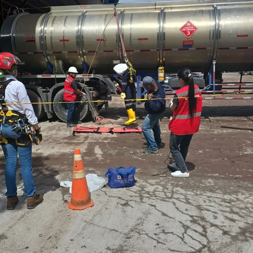Práctica de rescate en tanque de mercancías peligrosas durante la formación de SICOL SST